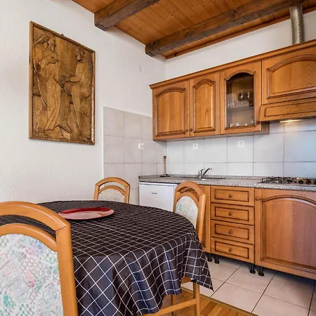 Front In Apartment *