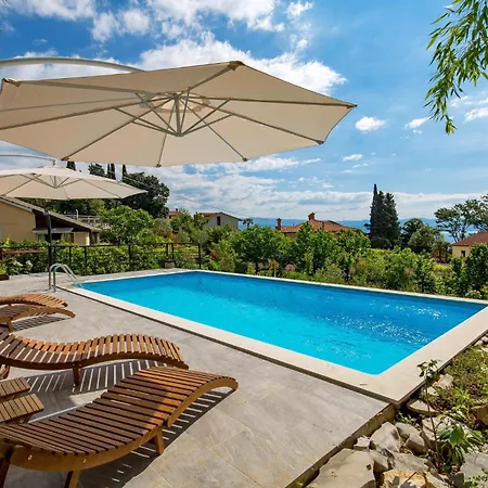 2 Bedroom Gorgeous In Apartment *